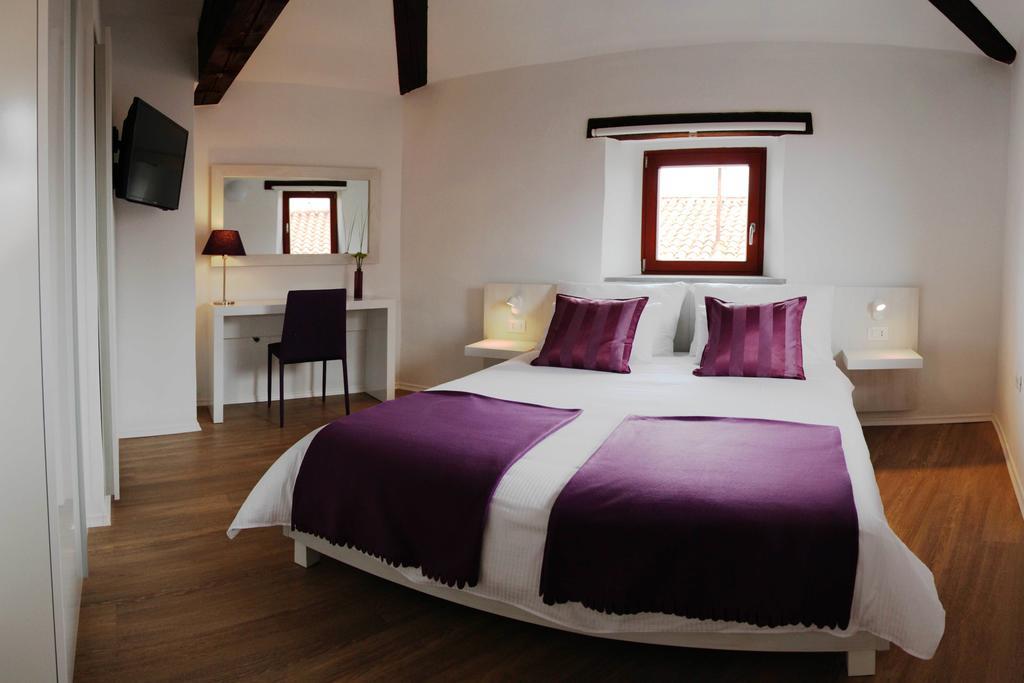 Boutique Hotel Dvor Dobrovo Zewnętrze zdjęcie