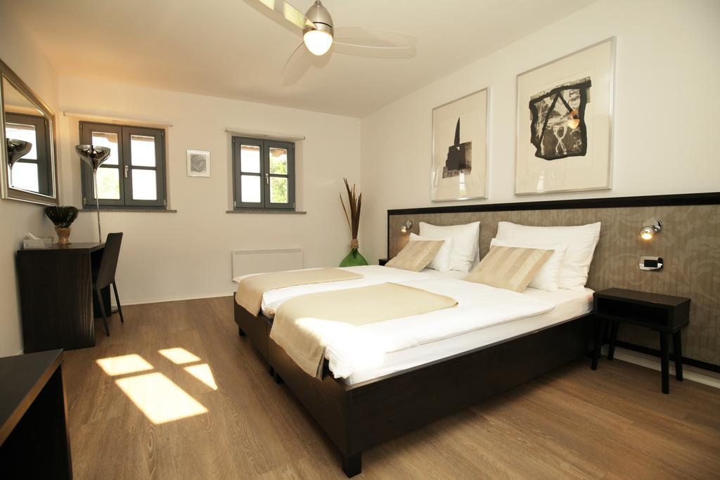 Boutique Hotel Dvor Dobrovo Zewnętrze zdjęcie